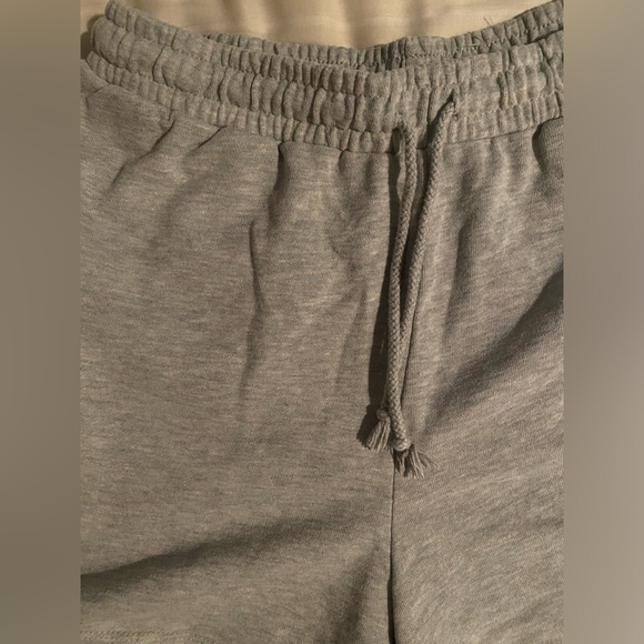 Cotton On Sweatshorts - Picture 2 of 3